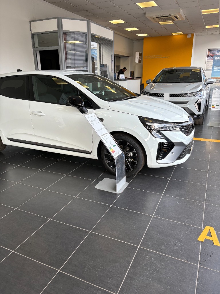 Nettoyage de sol de showroom automobile